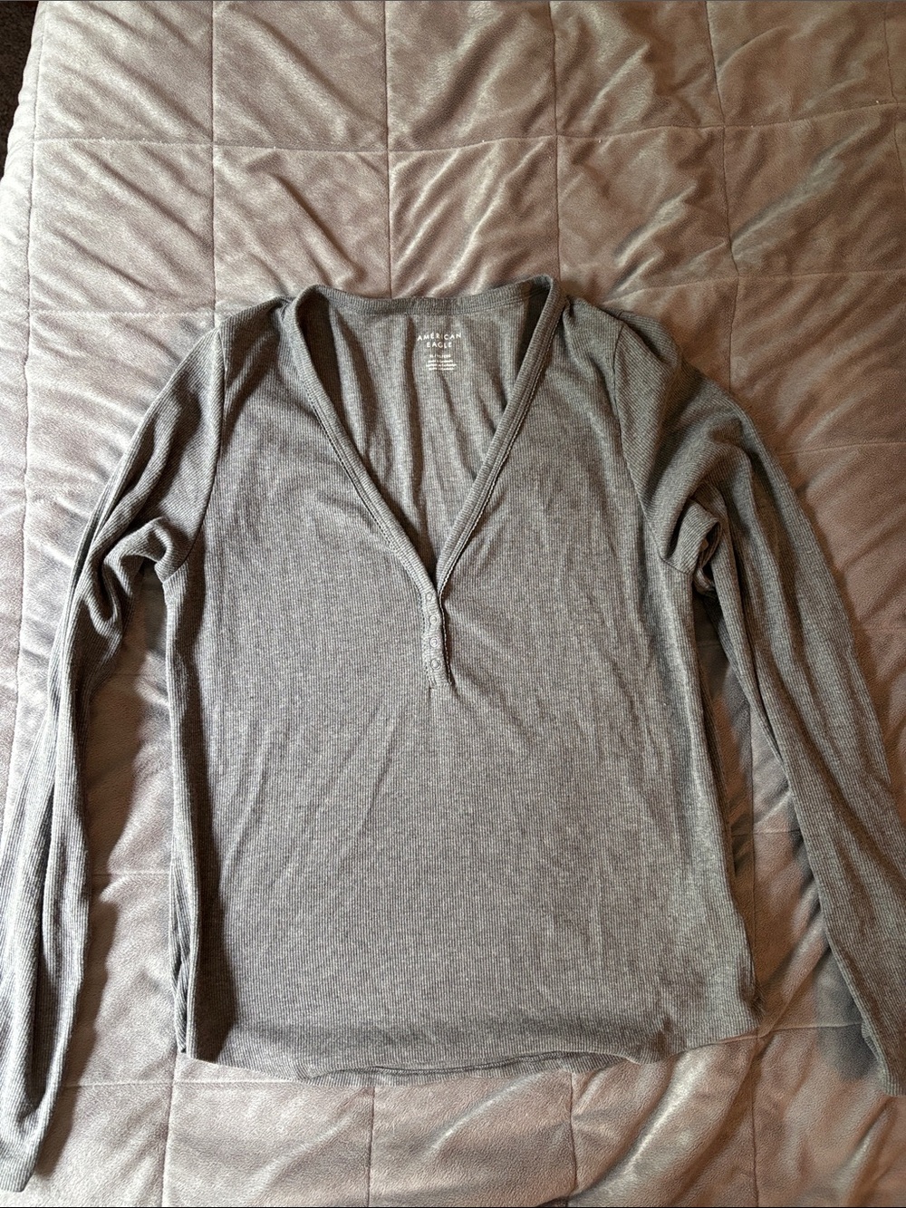American Eagle Outfitters Gray V-Neck Long Sleeve ribbed Henley tee